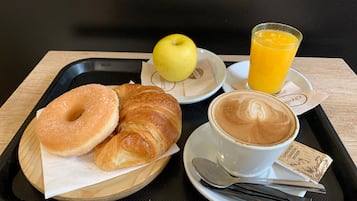 Se ofrece un desayuno continental (6 EUR por persona)