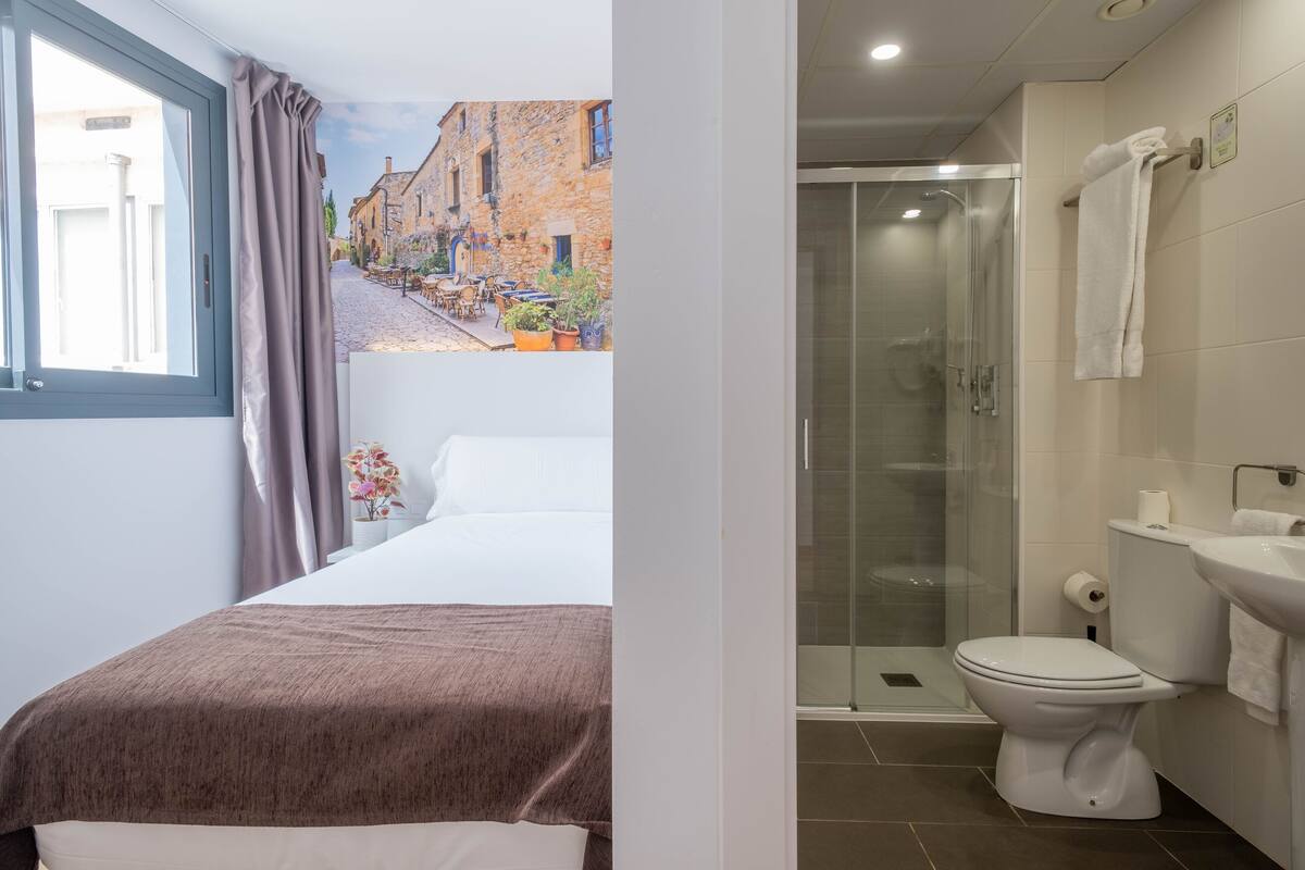 deluxe single room | bathroom | towels