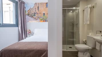 Deluxe Single Room | Bathroom | Towels