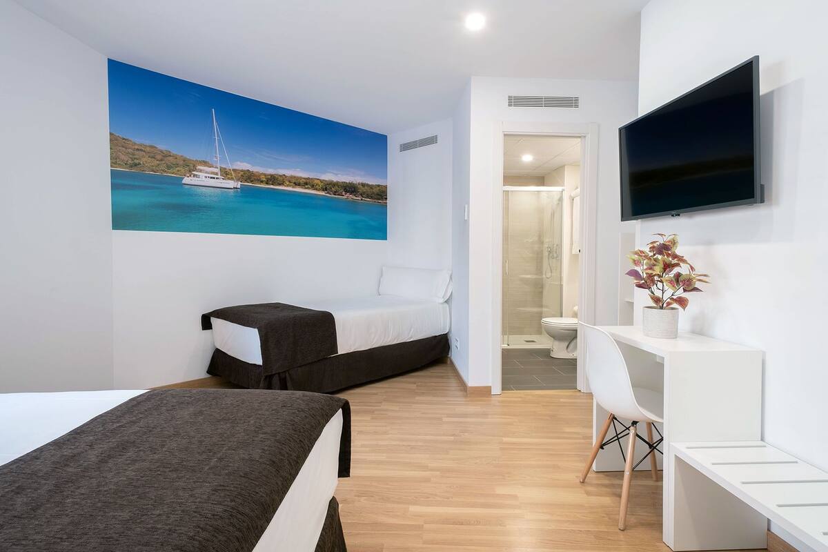 deluxe triple room | 1 bedroom, desk, soundproofing, travel cot