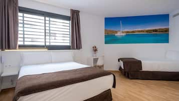 Kolmen hengen deluxe-huone | Työpöytä, äänieristys, vauvan matkasänky, ilmainen Wi-Fi