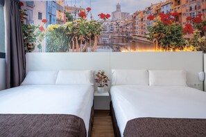 Desk, soundproofing, travel crib, free WiFi - Hotel BestPrice Girona (Girona)