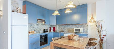 Een koelkast, een microgolfoven, een oven, een kookplaat