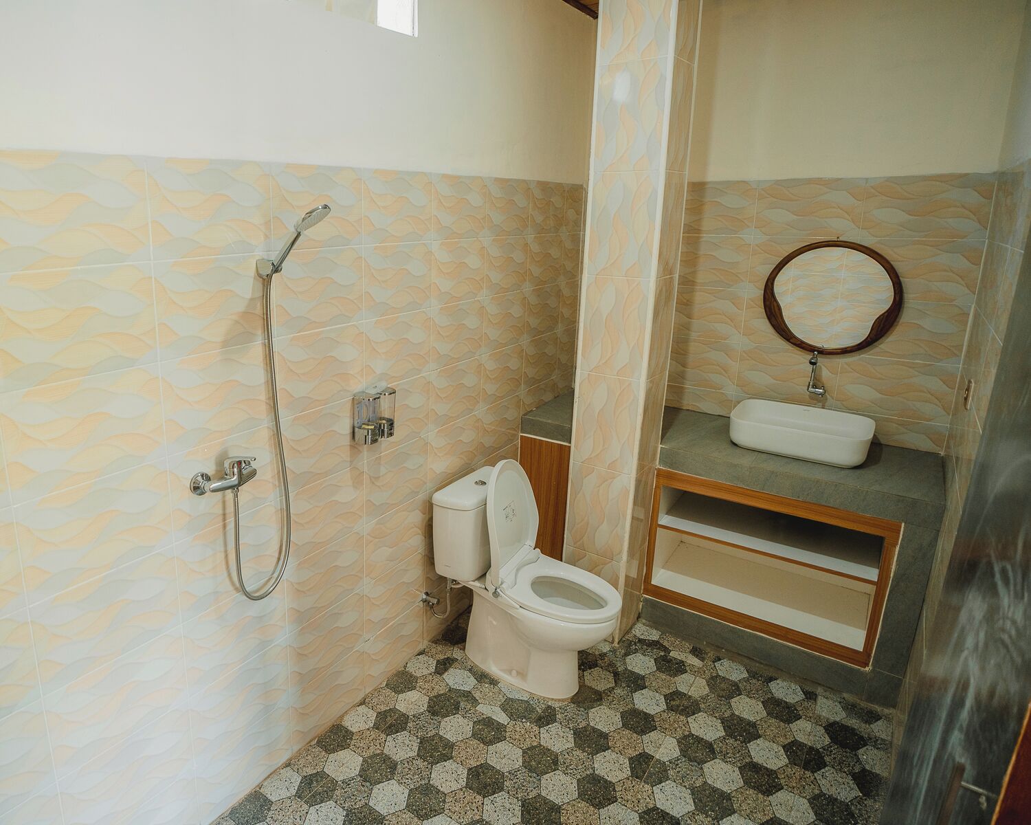 Baño con ducha, inodoro, lavabo y espejo.