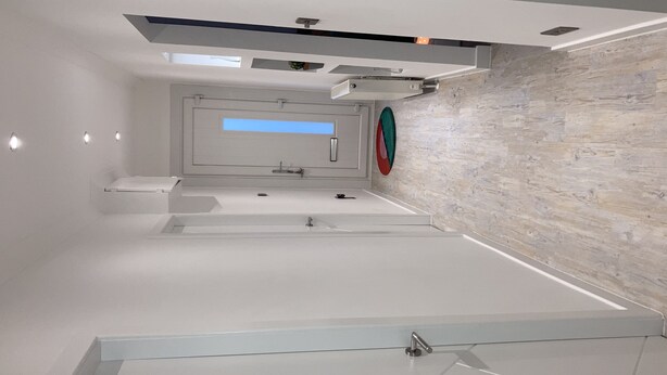 A modern bathroom with a large mirror, a toilet, and a sink. - COP 26immaculate Newly Refurbished2 bed in Glasgow (Glasgow)