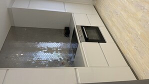 A room with a hexagonal tile floor, a built-in oven, and a window. - COP 26immaculate Newly Refurbished2 bed in Glasgow (Glasgow)