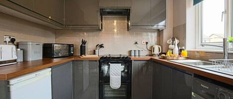 Een koelkast, een microgolfoven, een oven, een kookplaat