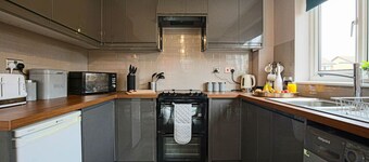⭐️Central MK House with Garden, Parking & Smart TV⭐️