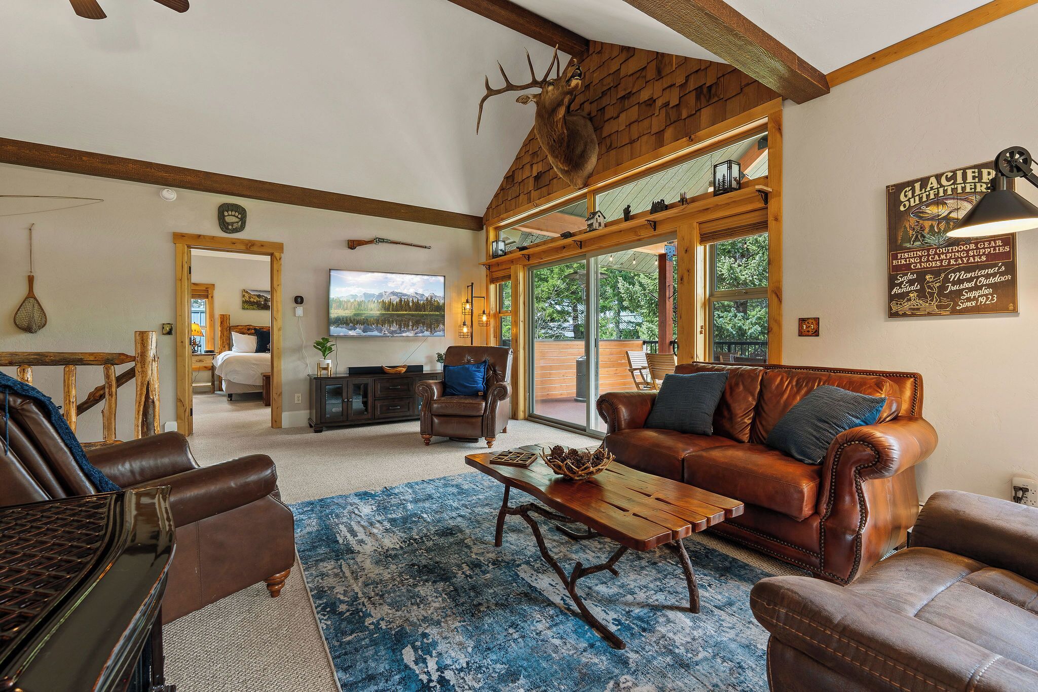 Älytelevisio, takka, videopelejä, DVD-soitin