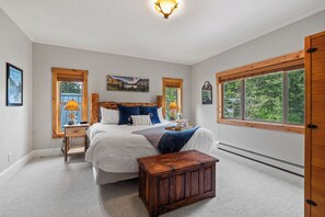 3 bedrooms, desk, iron/ironing board, travel cot - Riverfront Cabin, Hot Tub, Mountain Views (Hungry Horse)