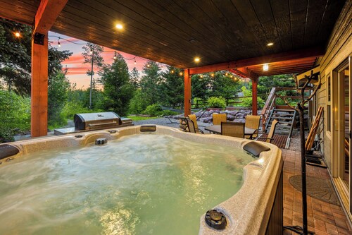 Riverfront Cabin, Hot Tub, Mountain Views