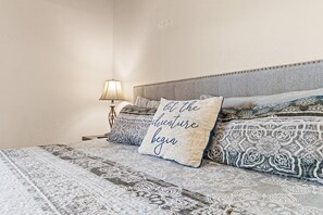 2 bedrooms, iron/ironing board, free WiFi, bed sheets - Peaceful Golf View Loft Condo | Near Strip & Lakes (Branson)