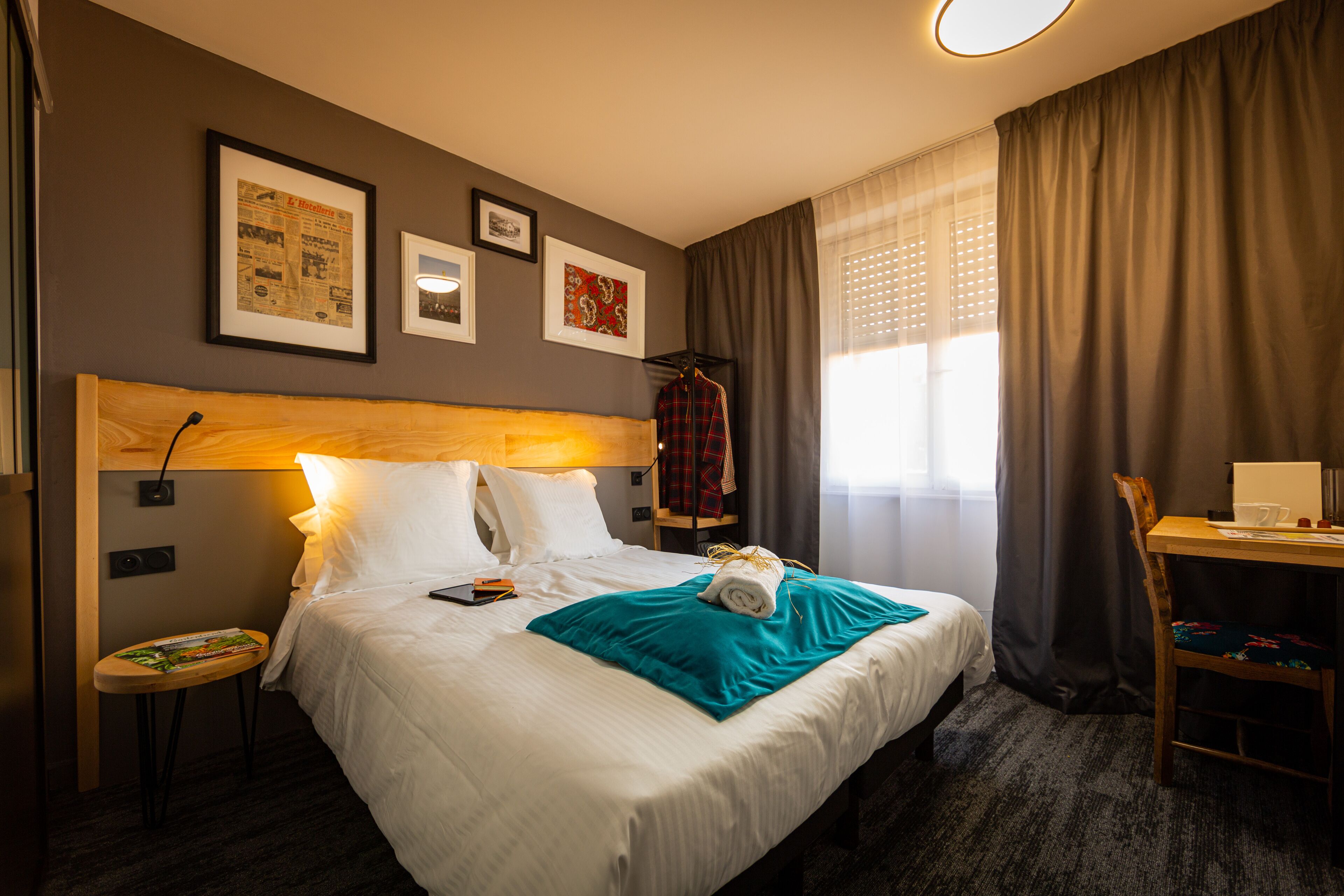 Phòng phong cách cổ điển | Bộ đồ giường cao cấp, nệm Tempur-Pedic, bàn 