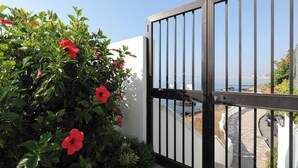 A gated entrance with a view of a coastal area. - Sea Views Beachfront Apt, Large Private Terrace (Benalmádena)