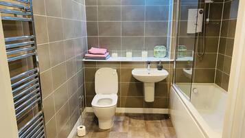 Apartamento | Banheiro | Chuveiro/banheira combinados, banheira de imersão, secador de cabelo