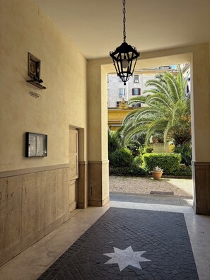 Property grounds - DELUXE SUITE extra king size bed, perfect location Rome center (rome)