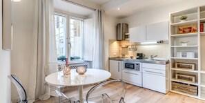 冷蔵庫、電子レンジ、オーブン、コンロ