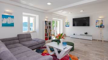 Comfort Villa | Living area | Flat-screen TV