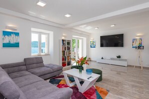 Villa – comfort | Oppholdsområde | Flatskjerm-TV