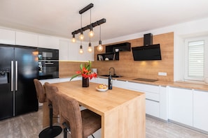 Vila conforto | Cozinha privada | Geladeira grande, micro-ondas, fogão, cooktop