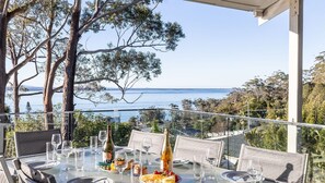 Outdoor dining - Sea La Vie 3 Warruga St, Corlette (Corlette)