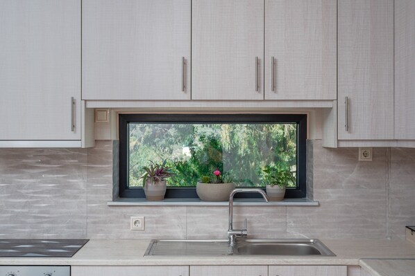 Fridge, microwave, oven, stovetop