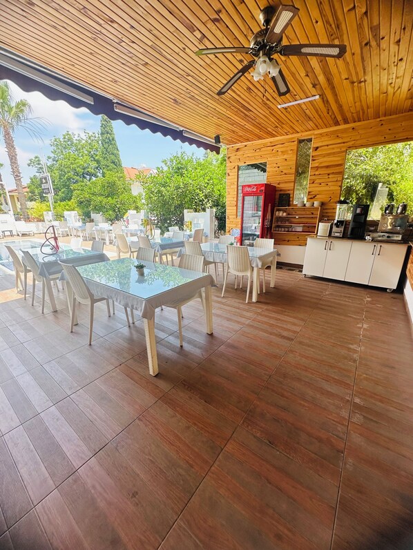 Free daily buffet breakfast - Amsterdam Otel & Suites  (Kemer)