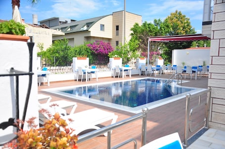 Una piscina al aire libre de temporada. Amsterdam Otel & Suites