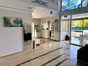 82-cm LED TV with satellite channels, TV, MP3 dock - Amsterdam Otel & Suites  (Kemer)