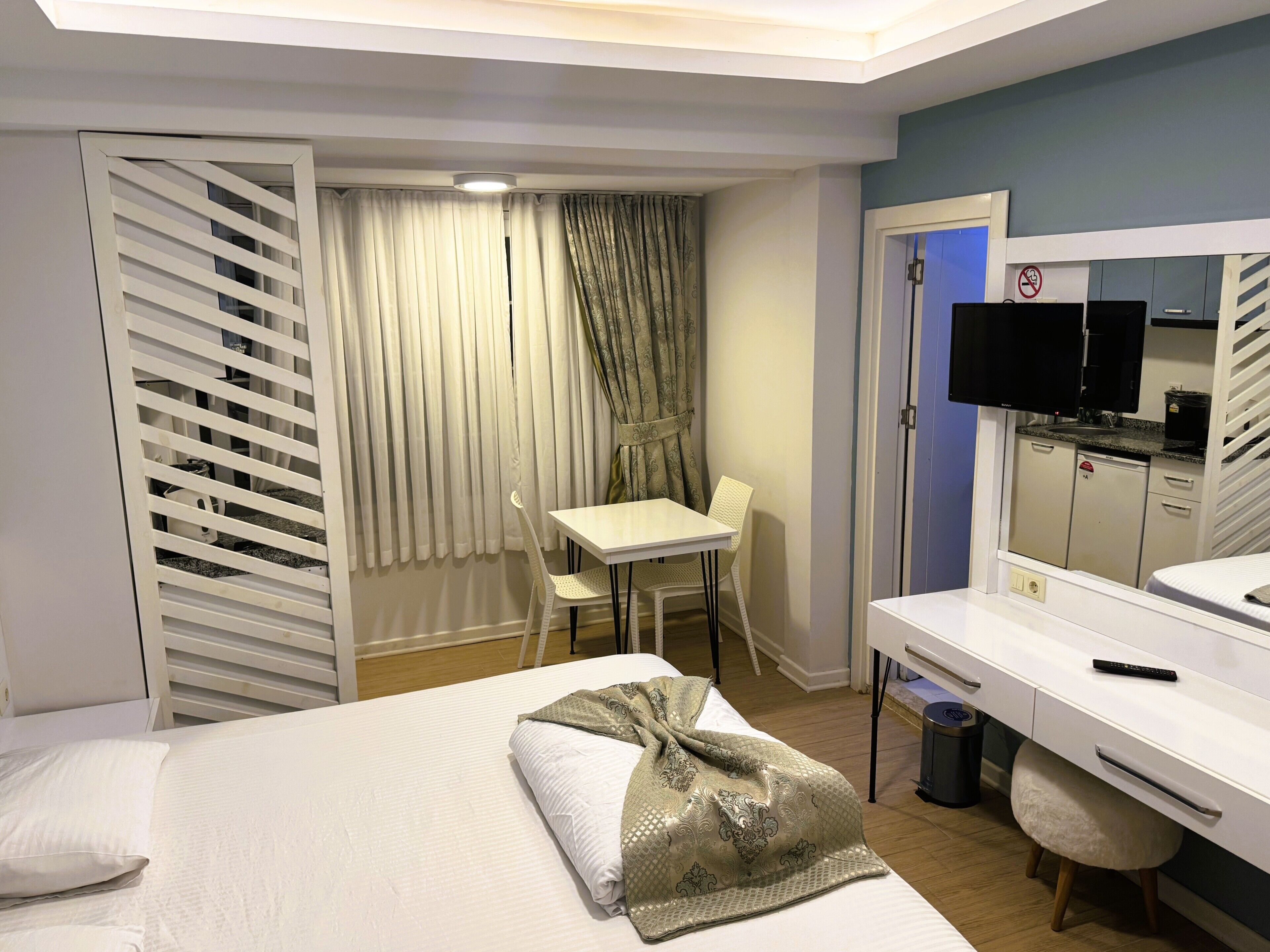 Deluxe Studio, 1 King Bed | Living area