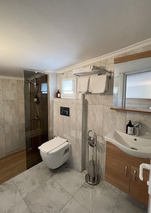 Exclusive Daire, Sehir Manzarali, Balkonlu | Bathroom | Shower, rainfall showerhead, designer toiletries, hair dryer