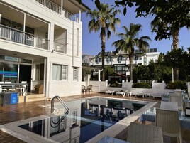 Una piscina al aire libre de temporada