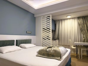 Estudio Deluxe, 1 cama King size | Ropa de cama de alta calidad, edredón, camas Select Comfort y minibar