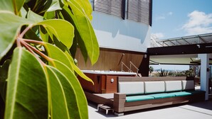 An outdoor seating area with a modern design, including a bench and a table. - Hotel Catalina Plaza (Las Palmas de Gran Canaria)