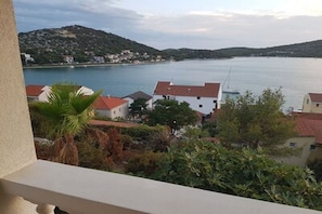 Property grounds - Beautiful 2 room apartment with sea view (Tisno)