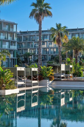 5 piscines extérieures, parasols de plage, chaises longues