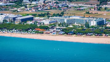 Situated on a sandy beach, this resort offers access to the sea and stunning views of the surrounding landscape.