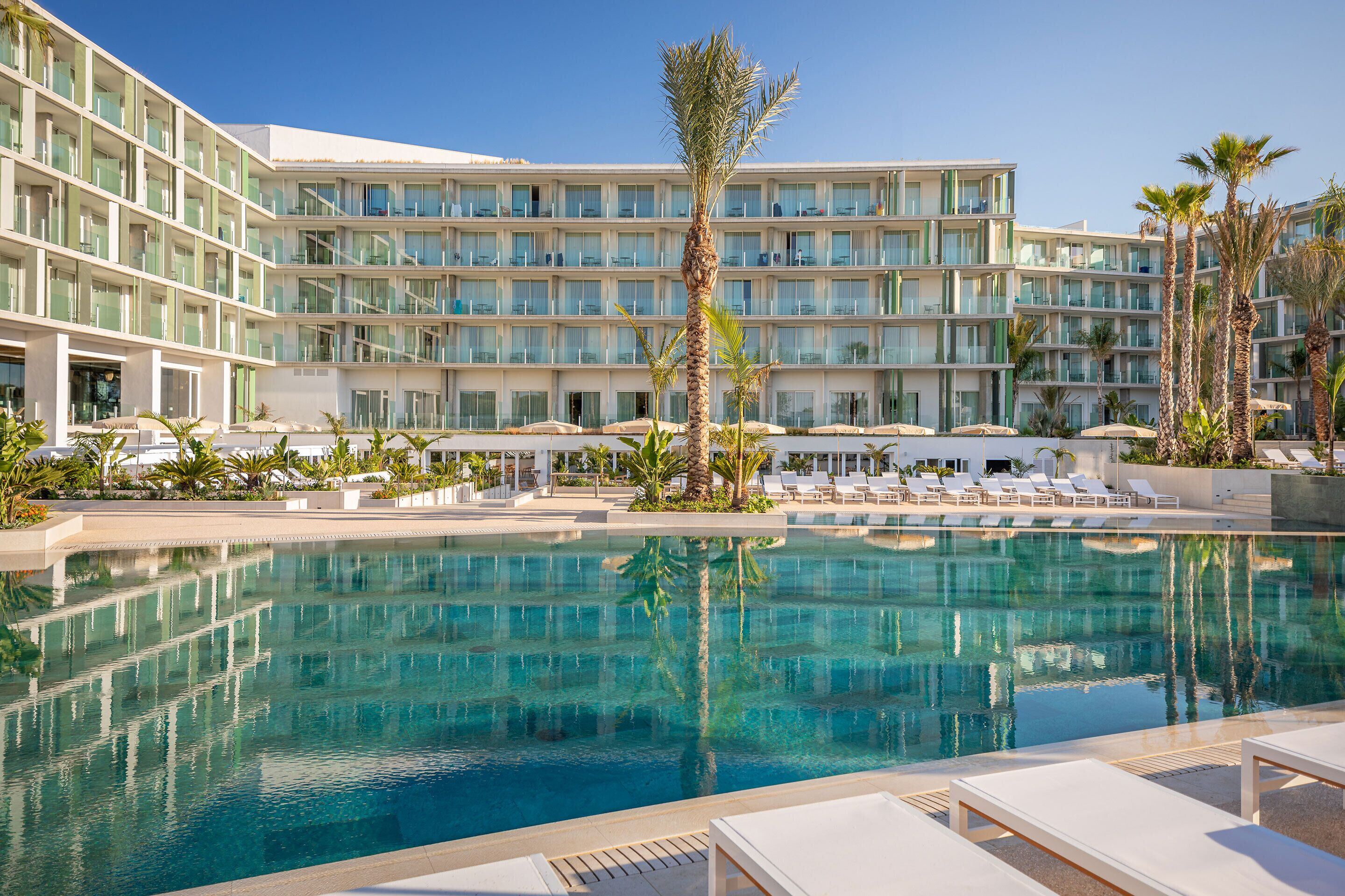 5 outdoor pools, pool umbrellas, sun loungers