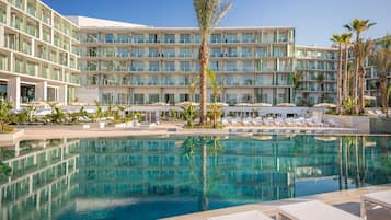 5 piscines extérieures, parasols de plage, chaises longues