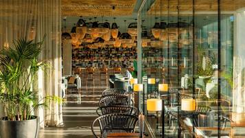 Bar (trong khuôn viên)