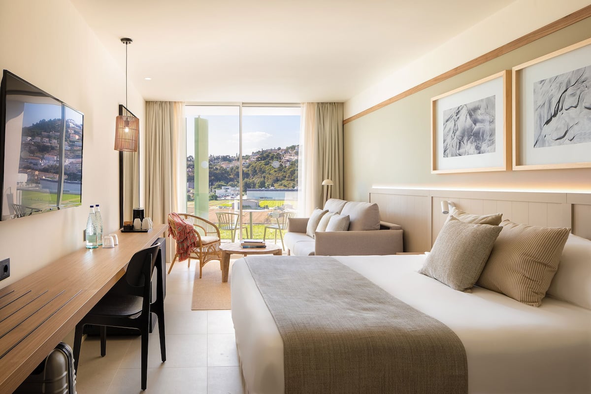 1 bedroom, premium bedding, minibar, in-room safe