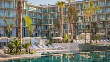 5 piscines extérieures, parasols de plage, chaises longues