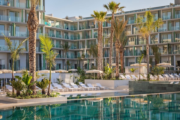 5 piscinas al aire libre, sombrillas, sillones reclinables de piscina