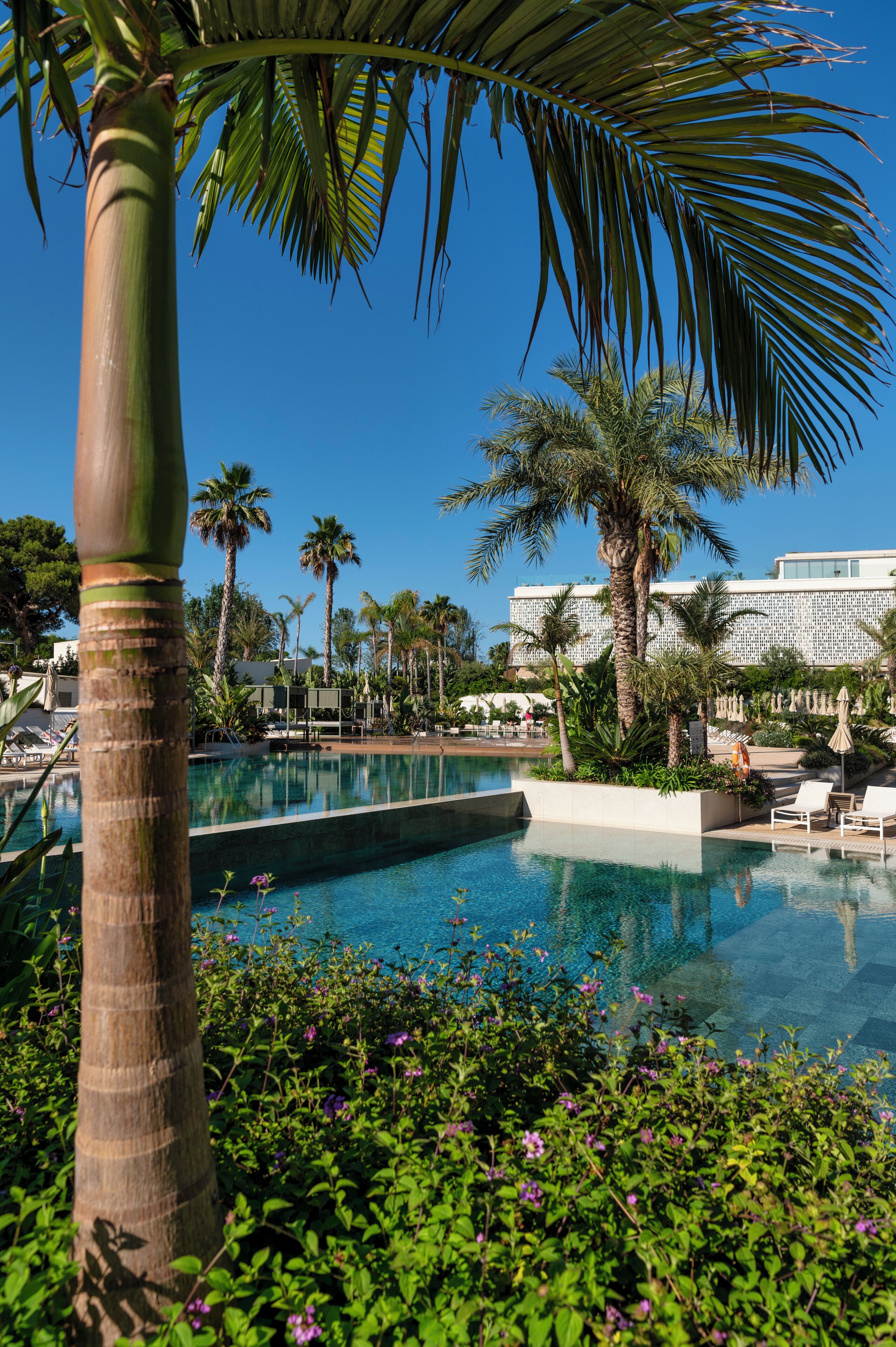 5 outdoor pools, pool umbrellas, pool loungers