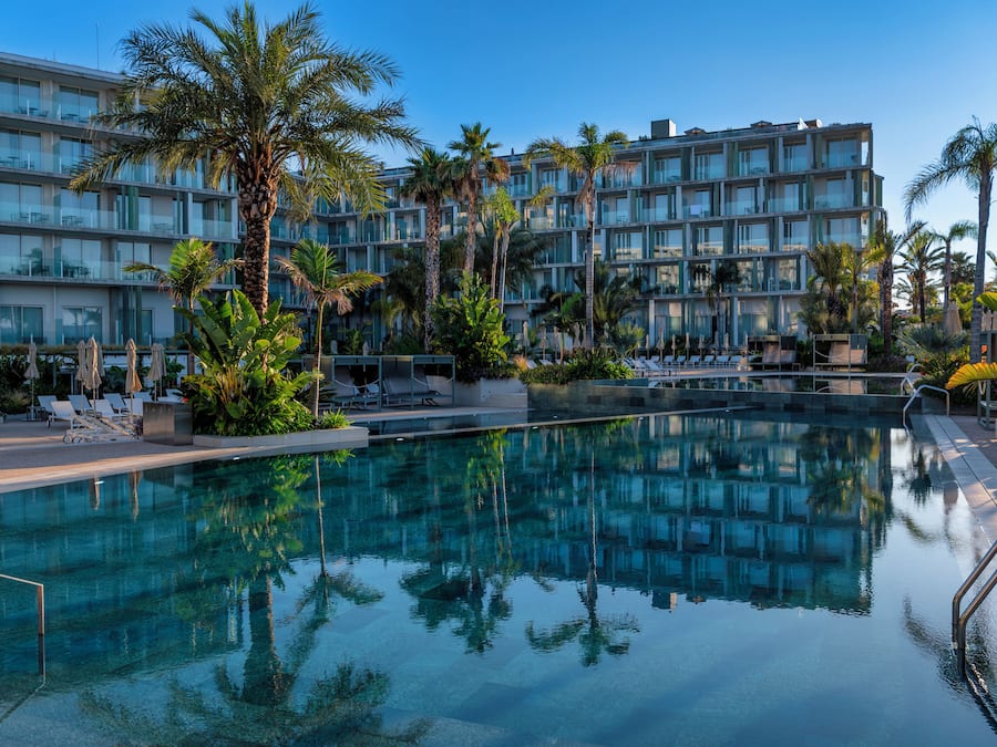 5 Außenpools, Sonnenschirme, Liegestühle