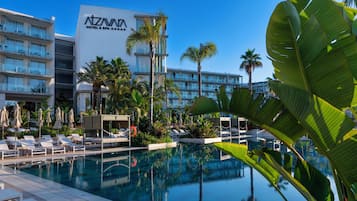 5 piscines a l'aire lliure, para-sols i gandules