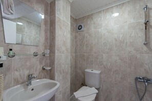 Shower, free toiletries, hair dryer, towels - Sultanahmet Endless Hotel (Istanbul)