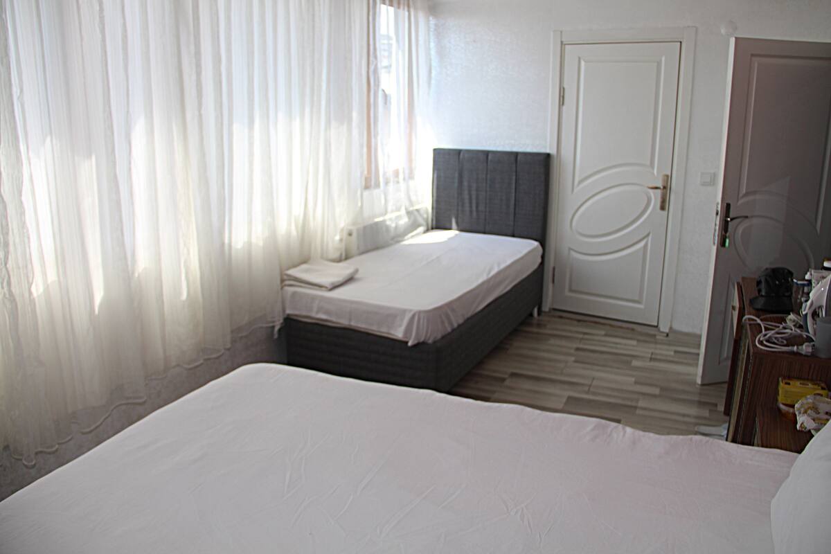 Economy-Dreibettzimmer | Allergikerbettwaren, kostenloses WLAN, Bettwäsche
