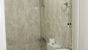 Economy Triple Room | Bathroom | Shower, free toiletries, hair dryer, towels - Sultanahmet Endless Hotel (Istanbul)