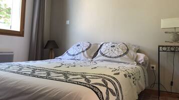 2 chambres, fer et planche Ă repasser